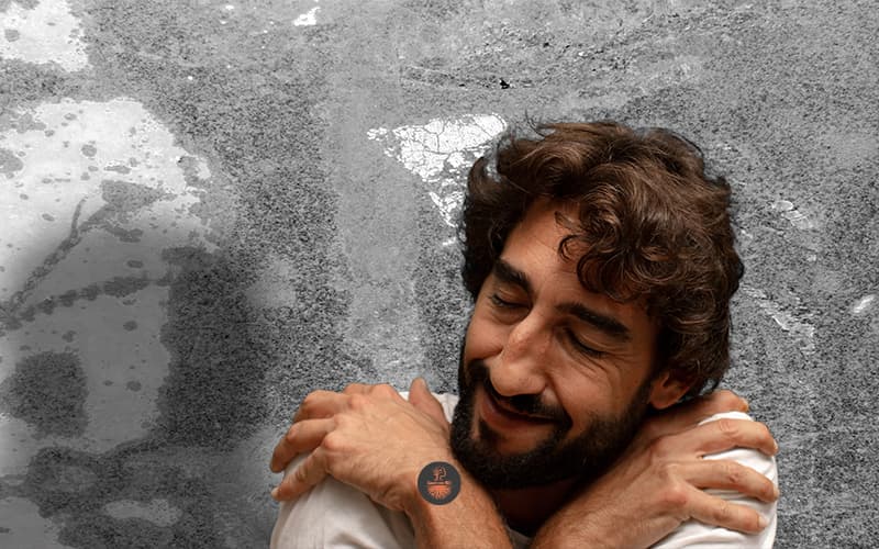 persona practicando autoconocimiento emocional para mejorar su bienestar